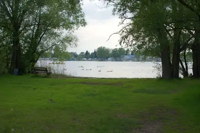 Lakeside avec -Maintenant Konsolenboot- et location de canoës à nos clients