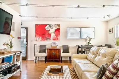 Image de Oasis moderne avec cour privée, parking, climatisation, cuisine complète, barbecue. Location location!