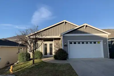 Image de Hillcrest home, 3 chambres à coucher, 2 1/2 salles de bains maison de 2146 pieds carrés.