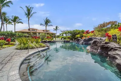 Image de Condo luxueux avec vue sur le jardin et climatiseur, lanai, baignoire jacuzzi, piscine complexe, bain à remous, salle de sport (2 chambres)