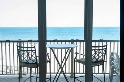 Image de Oceanfront-The Surf vu sur Hgtv Beachfront Bargain-lisez comment notre unité est unique!