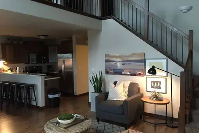 Image de Luxueux Lakehouse Living à Bridges Bay! Peut accueillir jusqu'à 10 personnes!