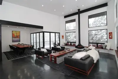 Image de Entrées / Sorties à vélo, Pistes de ski, Lits king, Salle de théâtre, bain à remous