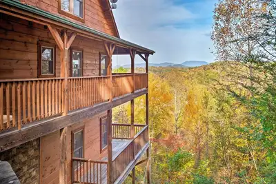 Image de Pigeon Forge Area Cabin avec vue sur la montagne et bain à remous