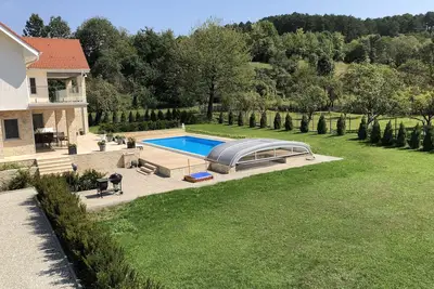 Image de Villa de luxe avec piscine chauffée dans un environnement naturel à couper le souffle.