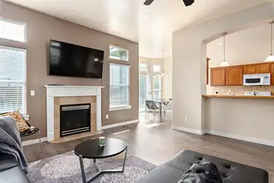 Image de Nouveau! Maison de vacances moderne Meridian - Foosball, Air Hockey, à quelques pas de Pool