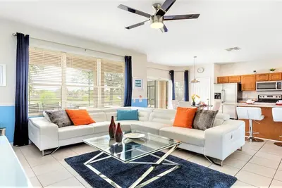 Image de ❤️Spectacular Lake View, Large Home / Pool & Spa, 2 Miles to Disney, Steps to Club