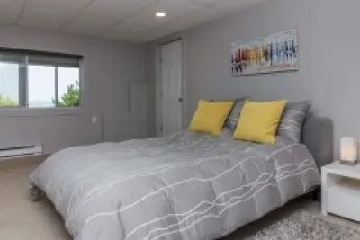 Image de Milly Bay Moments - hébergement de qualité supérieure directement sur l'océan - Chambre Queen face à l'océan - à quelques pas de Brentwood College