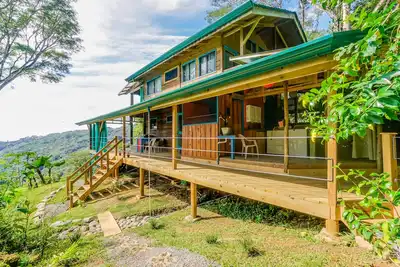 Image de Maison colorée avec piscine privée, vue panoramique sur la jungle
