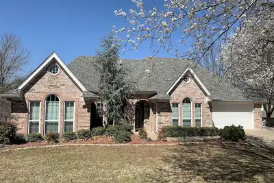 Image de Shoreline Lake House avec débarcadère et foyer