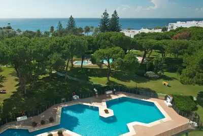 Image de Puerto Banus Beach, 2 WiFi gratuit / Parking, 3 piscines, pas de voiture, offre £ 102 / nt. 2y