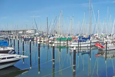 Image de appartement penthouse ensoleillé avec W-Lan et vue imprenable sur la mer Baltique - appartement attique en face de la promenade, la mer Baltique et le port