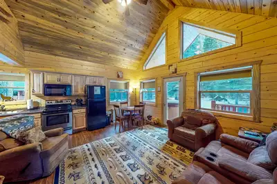 Image de Homey cabine w / spa privé, terrasse et grill - près de la forêt nationale