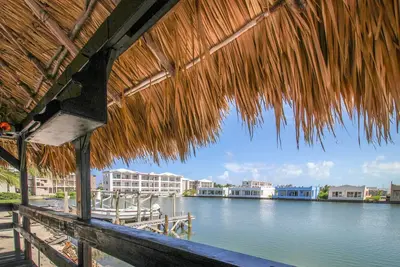 Image de Condo Oceanview avec piscine partagée - à pied de la plage et des restaurants