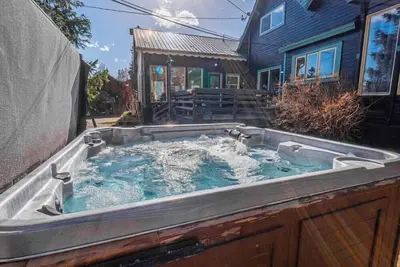 Image de Manoir victorien historique avec salle de sport, spa, table de billard et bain à remous!