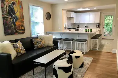 Image de Downtown Princeton Modern 2 Br Home w / Loft