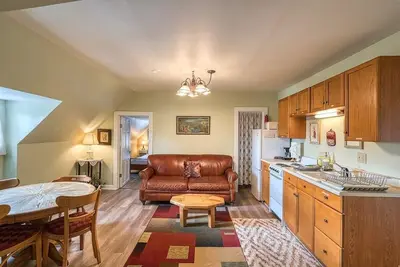 Image de Historic Loft on top of The Governor's Mansion!