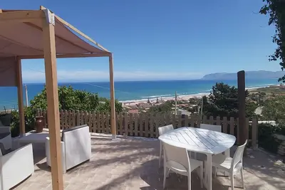 Villa avec terrasse donnant sur la mer et jacuzzi extérieur
