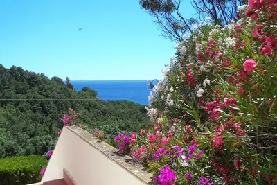 Image de Il Maretto, appartement immergé dans la tranquillité avec une vue splendide sur la mer