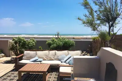 Image de Face à la mer, pieds dans le sable - un plain-pied avec une grande terrasse