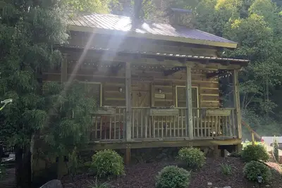 Image de Authentic Log Cabin, 21 acres, ruisseau de truite précipité, bain à remous, wifi