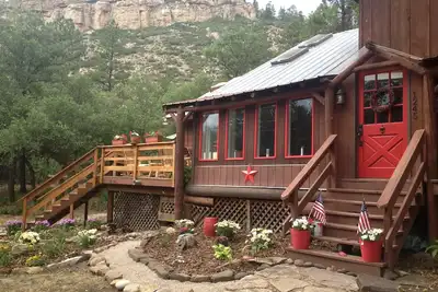 Image de Log Cabin W / Guest Hut sur 13 acres; borde la forêt Nat; 5 min. en ville! 9 couchages