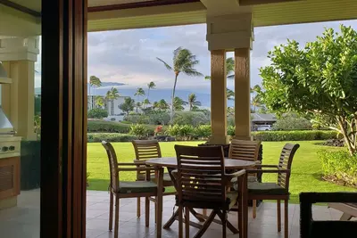 Image de Kolea 13d est assis sur une belle pelouse, idéale pour les enfants!