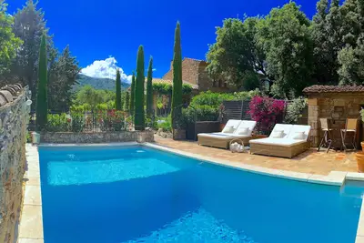Bastides luxueuses avec piscine sur un vignoble vierge dans un endroit magnifique