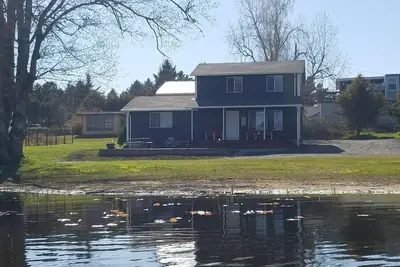 Image de Détente au bord du lac, près de la plage, conviviale et familiale, quartier calme.