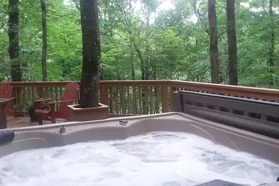Image de Spéciaux de semaine - Cabine spectaculaire Creekside au milieu de N. Georgia Wineries-Hot tub!