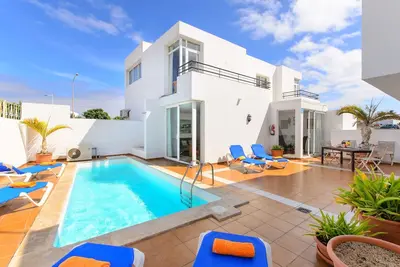 Image de Belle maison de vacances avec piscine chauffée, patio privé et emplacement idéal.