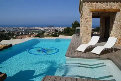Image de Maison de vacances moderne avec une piscine privée de rêve et une vue imprenable sur la mer
