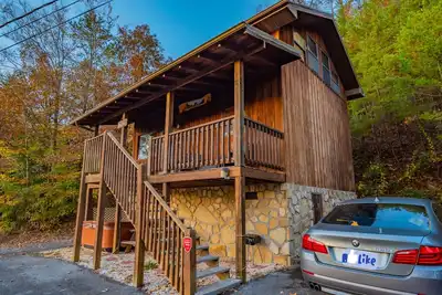 Image de Cabane de caverne d'ours 2bd / 2bth / Hot Tub
