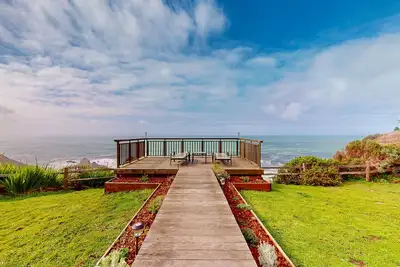 Image de Chalet en bord de mer w / pont, vue imprenable à 180 degrés et 7. 5 acres