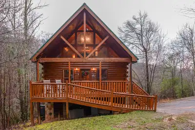 Image de Cabane en rondins avec bain à remous, terrasses, table de billard et cheminée à proximité des attractions