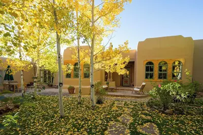 Image de Casa Sara Adobe accueil sur la route de Taos Ski Valley, pour 12 personnes