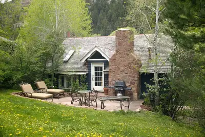 Image de Cottage historique sur une propriété privée avec piscine et tennis sur place!