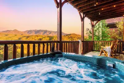 Image de Cabine de luxe avec vue panoramique sur la montagne, bain à remous et salle de jeux pour 8 ppl