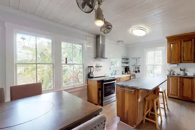 Image de 💲Summer Discount💲 - Easy Half Mile Walk (centre-ville à seulement 3 miles de la plage)