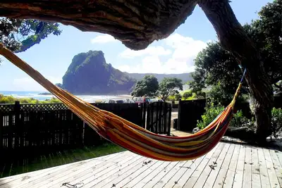 Image de Une maison de plage à Piha - refuge romantique en bord de mer, prime South Piha Beach.
