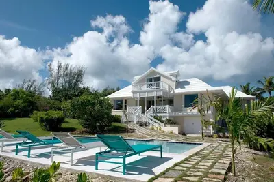 Image de Villa de plage privée récemment rénovée avec vue sur la piscine et l'océan
