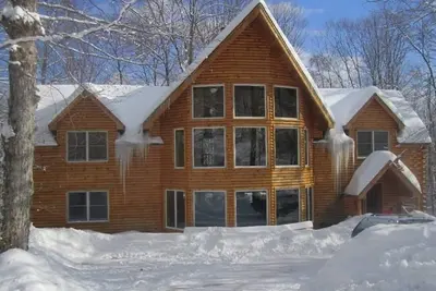 Image de Superbe chalet de ski à quelques minutes du mont. Neige