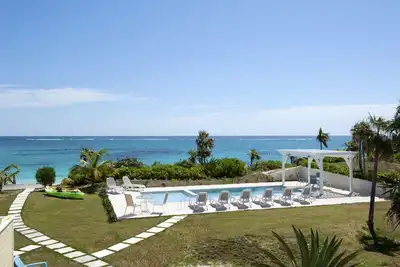 Image de Privé de 5 chambres immobilier bord de mer avec piscine sur New Pink Sand Beach