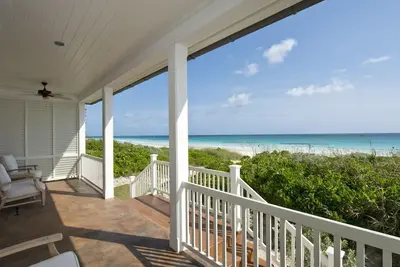 Image de Superbe nouvelle villa de luxe directement sur la plage de French Leave