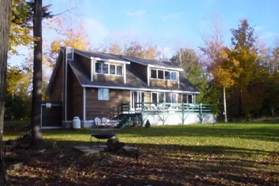 Image de Maison au bord du lac avec quelque chose à apprécier pour chaque saison!