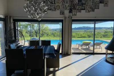 Image de Villa contemporaine haut de gamme, piscine chauffée avec jacuzzi. Vue imprenable