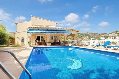 Image de Villa familiale magnifiquement meublée avec vue spectaculaire et piscine
