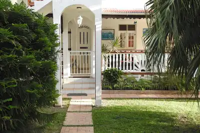Image de villa nanou, maison de location avec un petit jardin et une belle terrasse