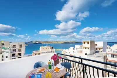 Image de Seashells Apartment 12 avec terrasse et vue sur la mer à Bugibba