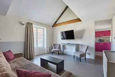 Image de Appartement 6p lumineux + confortable | Prés du centre ville!